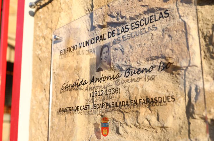 Lambán asiste al homenaje de la maestra de Castiliscar ejecutada en 1936