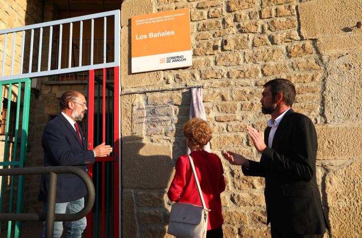Lambán asiste al homenaje de la maestra de Castiliscar ejecutada en 1936