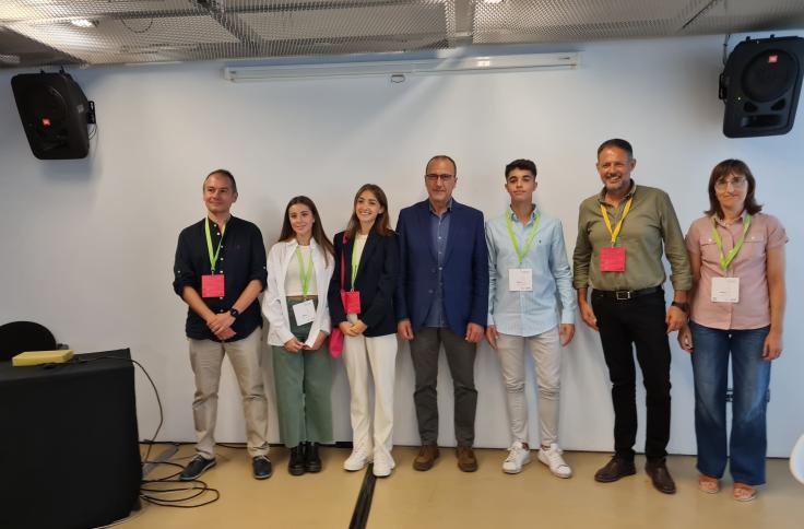 Miembros del IES Lucas Mallada, consejero de Educación y director general de Innovación