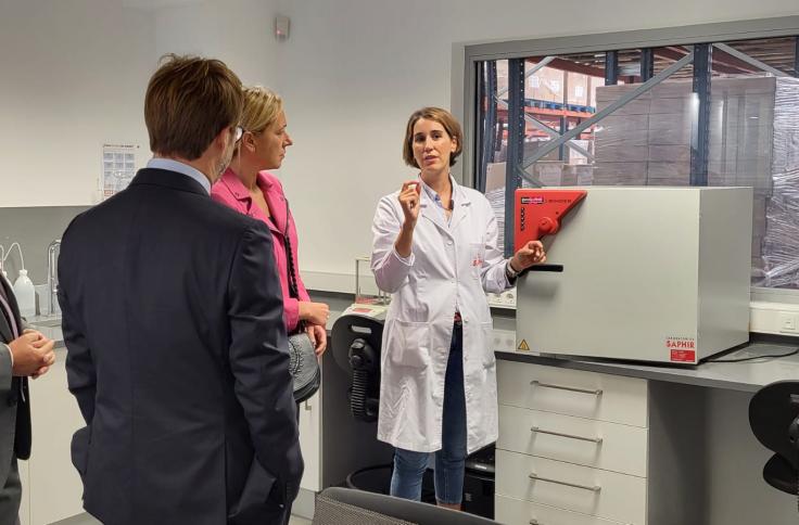 Visita de Marta Gastón a las instalaciones de Saphir Parfums