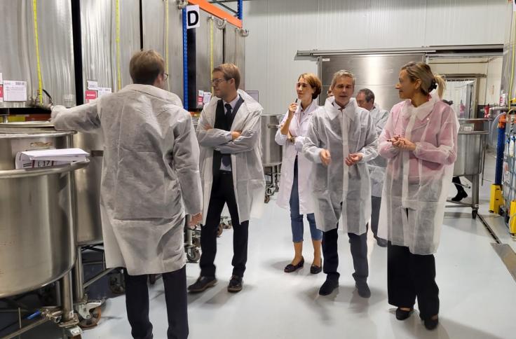 Visita de Marta Gastón a las instalaciones de Saphir Parfums