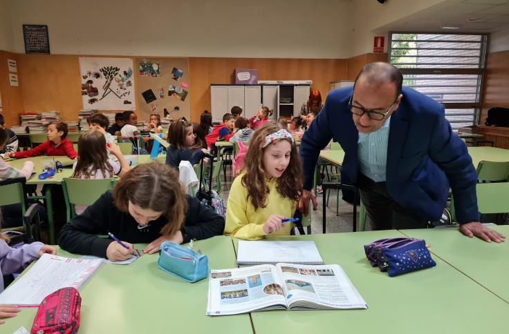 Felipe Faci visita el aula de madrugadores del CPI Parque Goya de Zaragoza