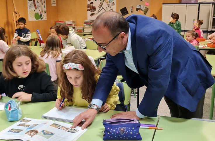 Felipe Faci visita el aula de madrugadores del CPI Parque Goya de Zaragoza