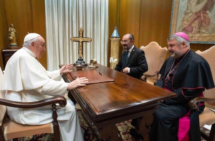 Lambán invita al Papa a visitar Zaragoza, reivindica los nexos del Reino de Aragón con la autoridad pontificia y solicita la rehabilitación del Papa Luna