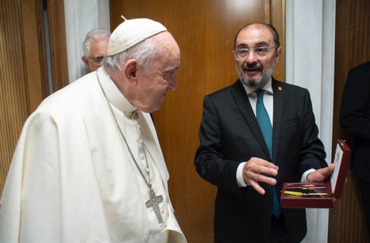 Lambán invita al Papa a visitar Zaragoza, reivindica los nexos del Reino de Aragón con la autoridad pontificia y solicita la rehabilitación del Papa Luna