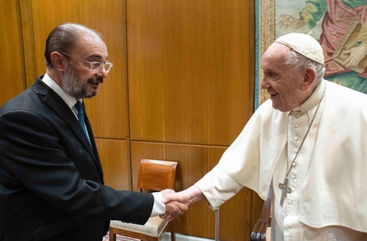 Lambán invita al Papa a visitar Zaragoza, reivindica los nexos del Reino de Aragón con la autoridad pontificia y solicita la rehabilitación del Papa Luna