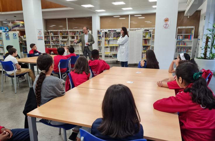 Felipe Faci acompaña a los alumnos de 5º de Primaria del CEIP Cantín y Gamboa en su visita a la Biblioteca Pública de Zaragoza