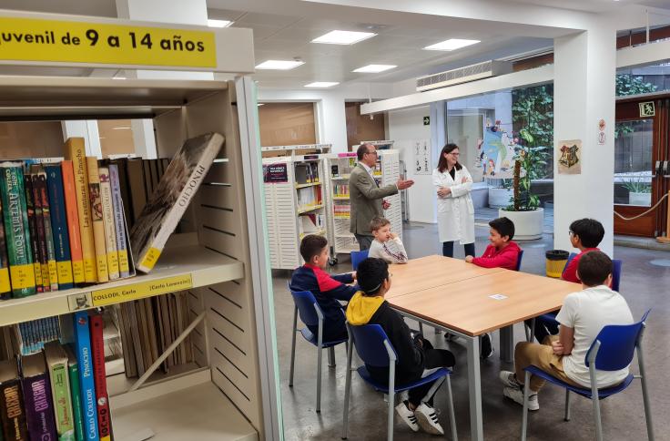 Felipe Faci acompaña a los alumnos de 5º de Primaria del CEIP Cantín y Gamboa en su visita a la Biblioteca Pública de Zaragoza