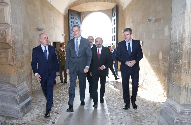 El Rey Felipe VI inaugura en Alcañiz la exposición "Territorios 5X50" en la clausura del 50 aniversario de la UNED