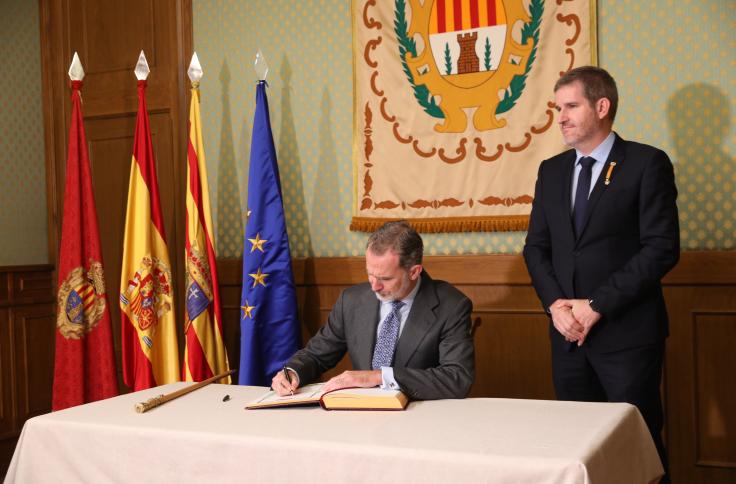 El Rey Felipe VI inaugura en Alcañiz la exposición "Territorios 5X50" en la clausura del 50 aniversario de la UNED