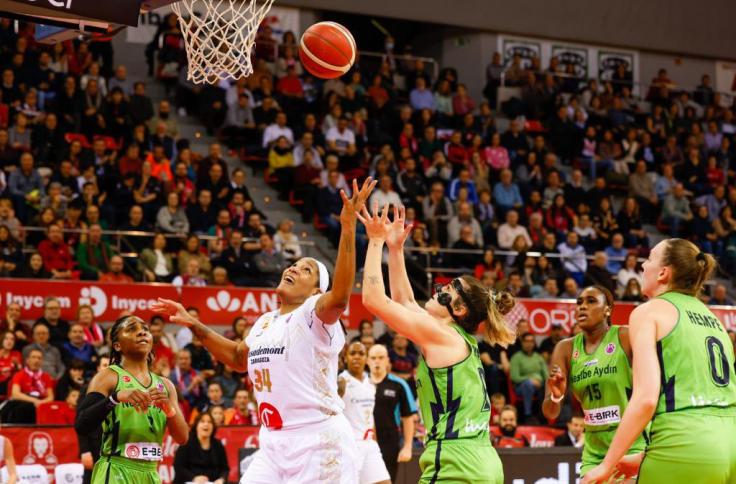 Javier Lambán asiste al partido de vuelta de la Copa de Europa de Baloncesto contra el Nesibe Aydin