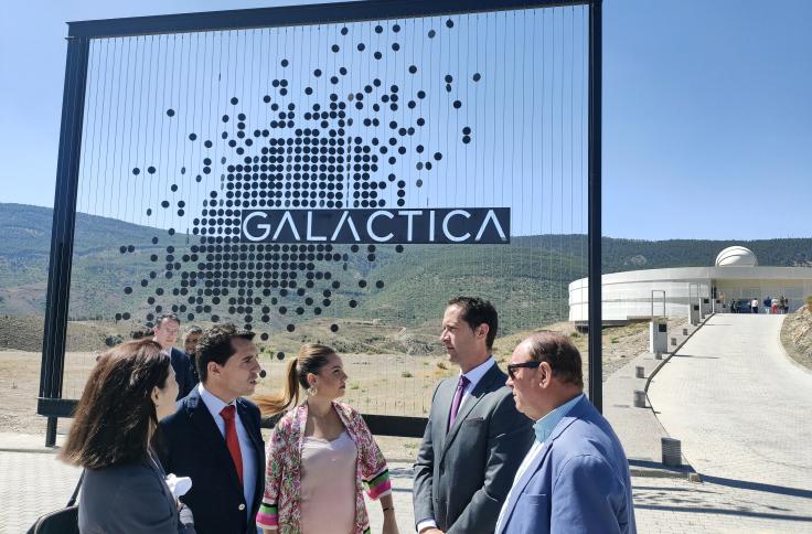 Visita institucional a Galáctica en su apertura parcial.