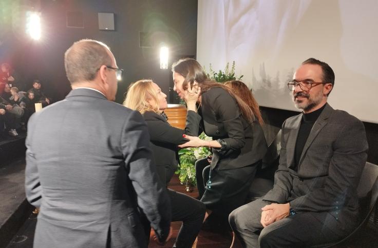 Autoridades aragonesas saludan a la familia de Carlos Saura