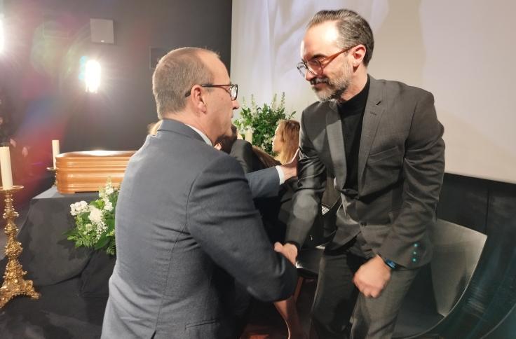 Autoridades aragonesas saludan a la familia de Carlos Saura