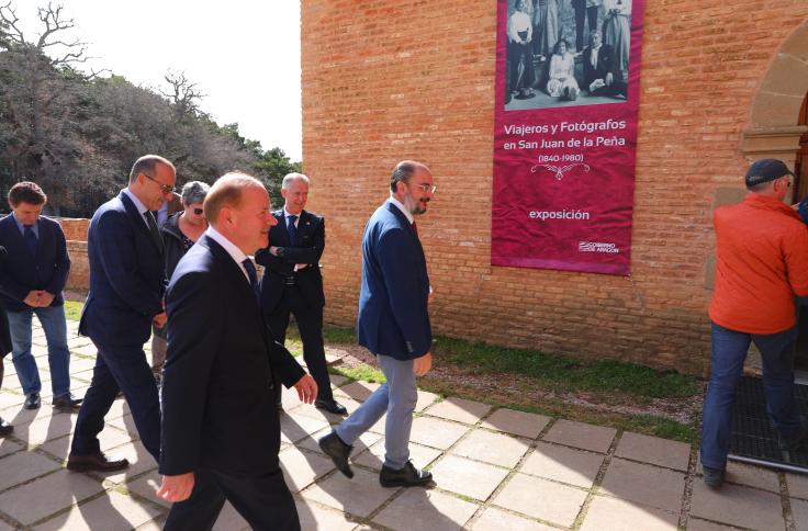 El presidente Javier Lambán inaugura a exposición ‘Viajeros y fotógrafos en San Juan de la Peña 1840-1980’, en San Juan de la Peña