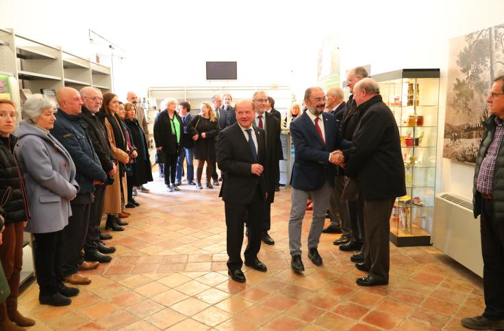 El presidente Javier Lambán inaugura a exposición ‘Viajeros y fotógrafos en San Juan de la Peña 1840-1980’, en San Juan de la Peña