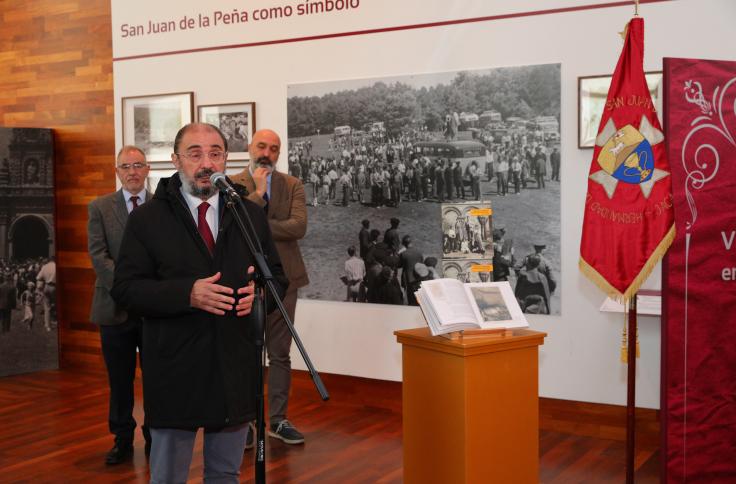 El presidente Javier Lambán inaugura a exposición ‘Viajeros y fotógrafos en San Juan de la Peña 1840-1980’, en San Juan de la Peña