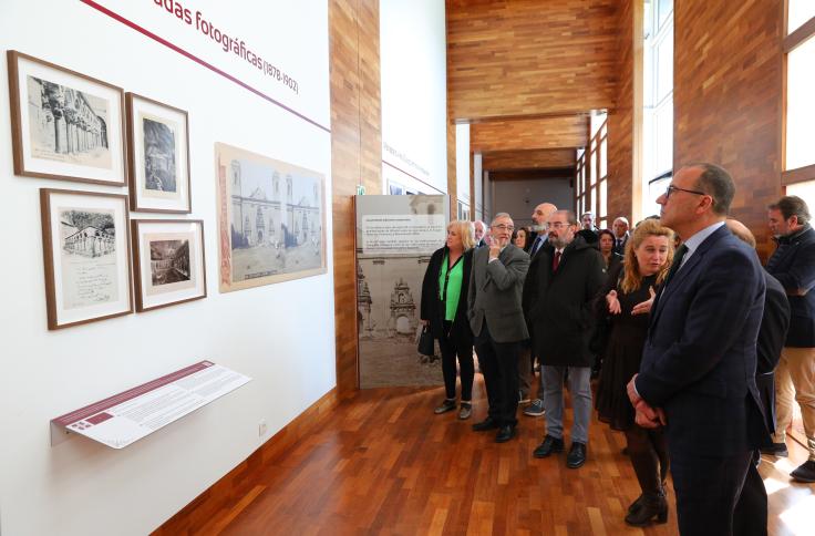 El presidente Javier Lambán inaugura a exposición ‘Viajeros y fotógrafos en San Juan de la Peña 1840-1980’, en San Juan de la Peña