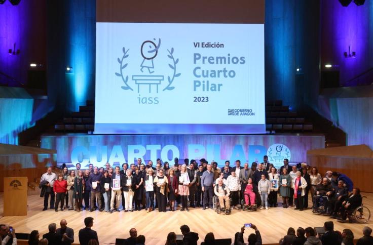 Foto de familia de los galardonados en los VI Premios Cuarto Pilar