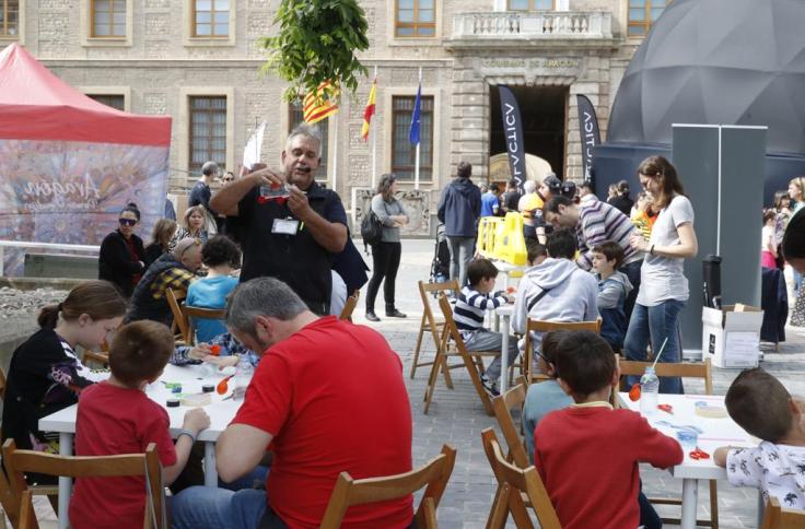 Actividades de divulgación científica en los patios del Edifcio Pignatelli, para celebrar el Día de Aragón