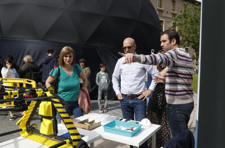 Actividades de divulgación científica en los patios del Edifcio Pignatelli, para celebrar el Día de Aragón