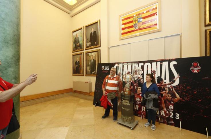 Los aragoneses se fotografían con la Copa de la Reina conquistada por el equipo femenino de baloncesto del Casademont Zaragoza