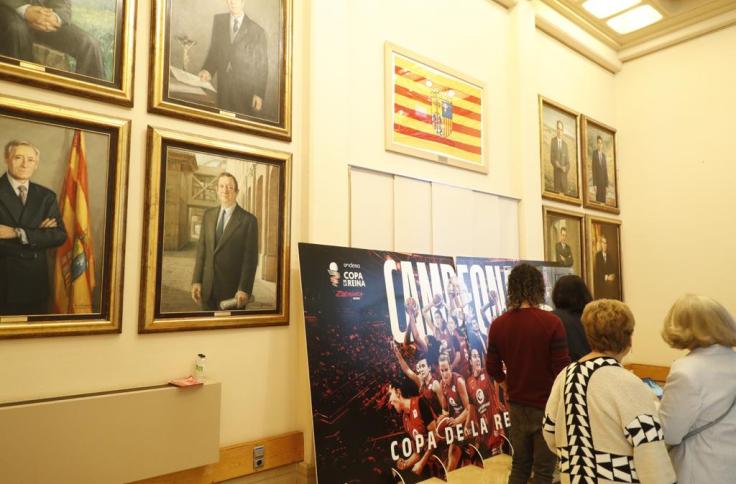 Los aragoneses se fotografían con la Copa de la Reina conquistada por el equipo femenino de baloncesto del Casademont Zaragoza