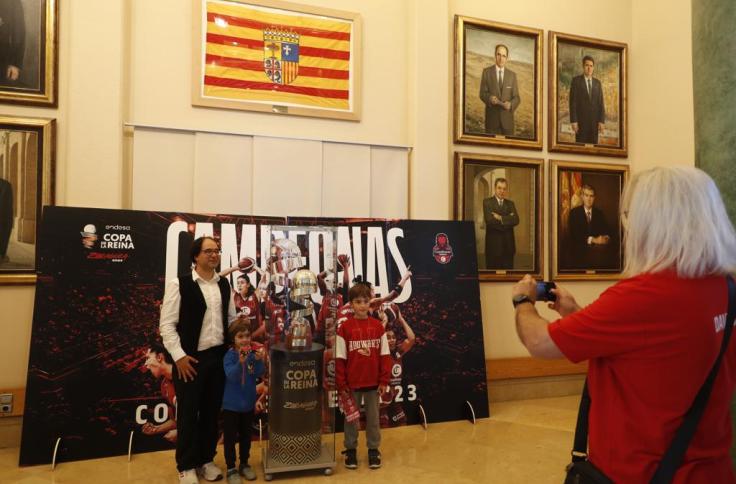 Los aragoneses se fotografían con la Copa de la Reina conquistada por el equipo femenino de baloncesto del Casademont Zaragoza