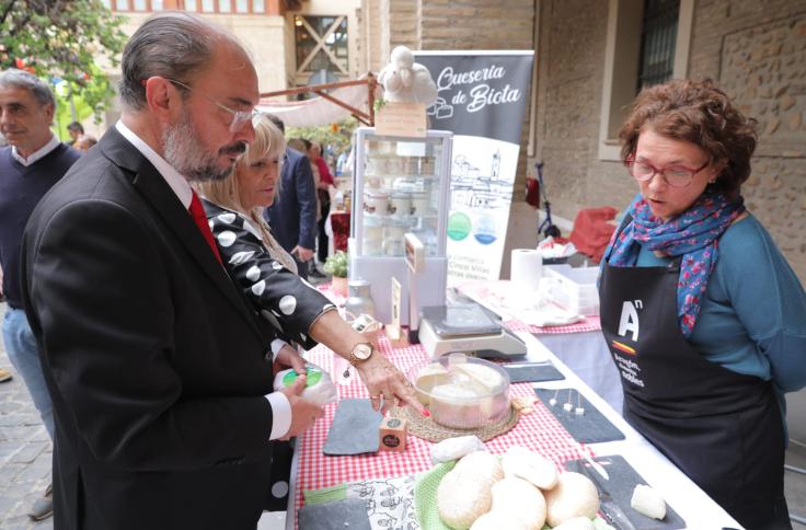 El presidente Javier Lambán y los consejeros Mayte Pérez y Felipe Faci recorren los patios del Edificio Pignatelli en el Día de Aragón