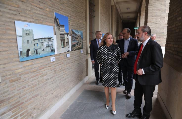 El presidente Javier Lambán y los consejeros Mayte Pérez y Felipe Faci recorren los patios del Edificio Pignatelli en el Día de Aragón