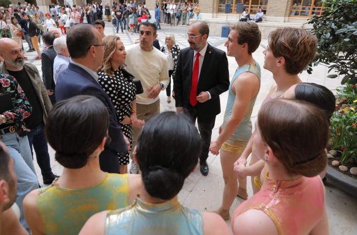 El presidente Javier Lambán y los consejeros Mayte Pérez y Felipe Faci recorren los patios del Edificio Pignatelli en el Día de Aragón