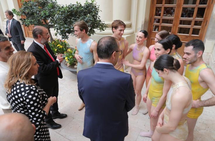 El presidente Javier Lambán y los consejeros Mayte Pérez y Felipe Faci recorren los patios del Edificio Pignatelli en el Día de Aragón