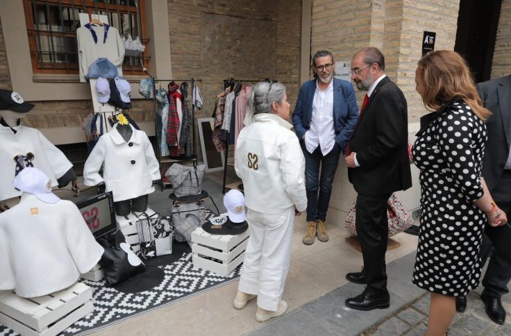 El presidente Javier Lambán y los consejeros Mayte Pérez y Felipe Faci recorren los patios del Edificio Pignatelli en el Día de Aragón