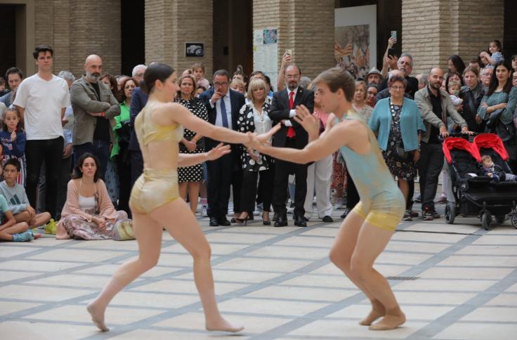 El presidente Javier Lambán y los consejeros Mayte Pérez y Felipe Faci recorren los patios del Edificio Pignatelli en el Día de Aragón