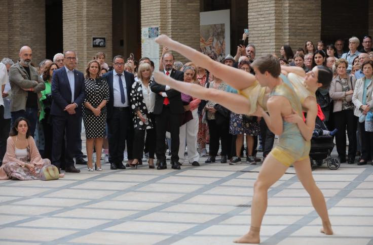 El presidente Javier Lambán y los consejeros Mayte Pérez y Felipe Faci recorren los patios del Edificio Pignatelli en el Día de Aragón