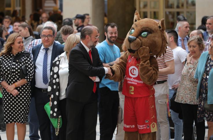 El presidente Javier Lambán y los consejeros Mayte Pérez y Felipe Faci recorren los patios del Edificio Pignatelli en el Día de Aragón