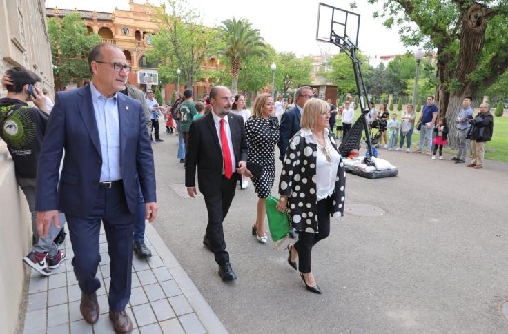 El presidente Javier Lambán y los consejeros Mayte Pérez y Felipe Faci recorren los patios del Edificio Pignatelli en el Día de Aragón