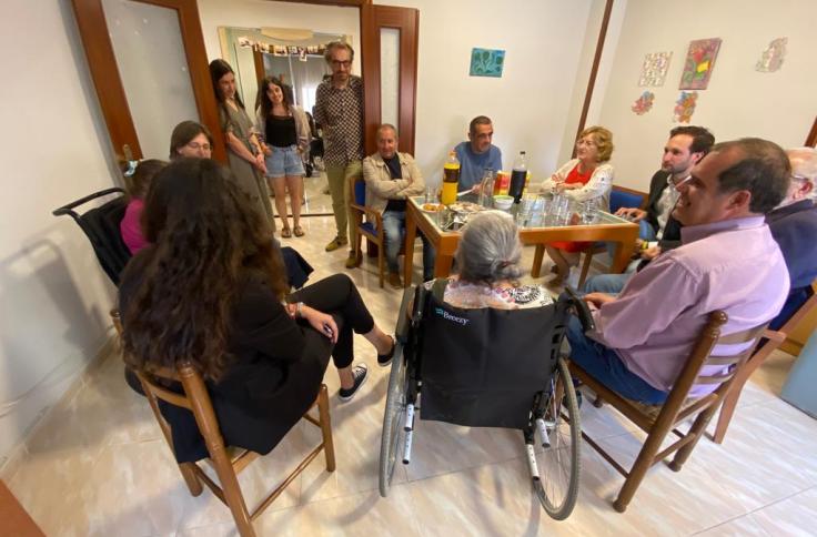 La consejera de Ciudadanía ha visitado los pisos para personas con discapacidad intelectual que Plena Inclusión ha habilitado en Barbastro y Monzón