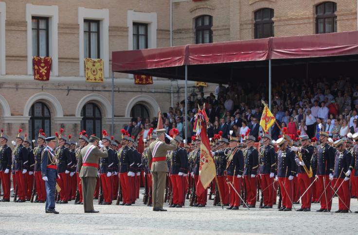 El Presidente de Aragón, Javier Lambán, en la entrega de Reales Despachos en la Academia General Militar de Zaragoza, que ha presidido su Majestad el Rey
