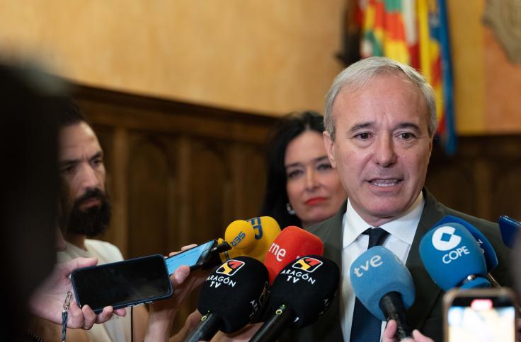 Visita institucional de Jorge Azcón al Ayuntamiento de Huesca y a la Delegación Territorial del Gobierno