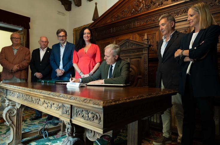 Visita institucional de Jorge Azcón al Ayuntamiento de Huesca y a la Delegación Territorial del Gobierno