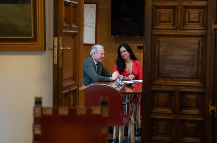 Visita institucional de Jorge Azcón al Ayuntamiento de Huesca y a la Delegación Territorial del Gobierno