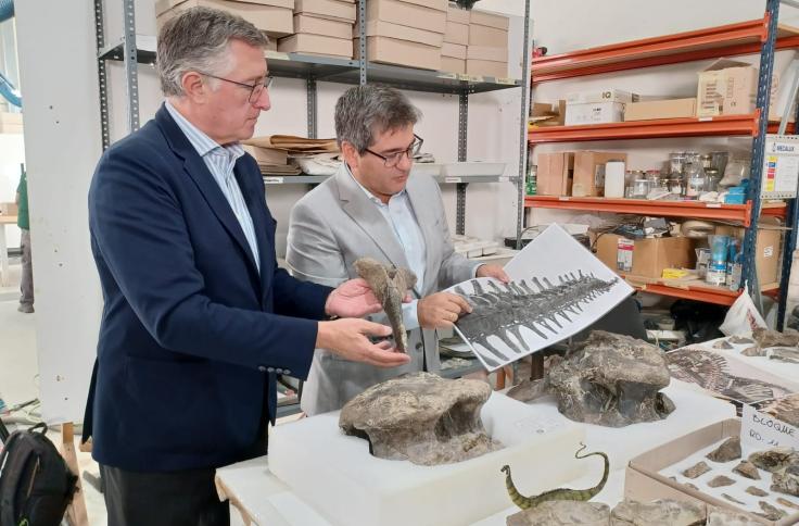Blasco, en su visita a la Fundación Dinópolis.
