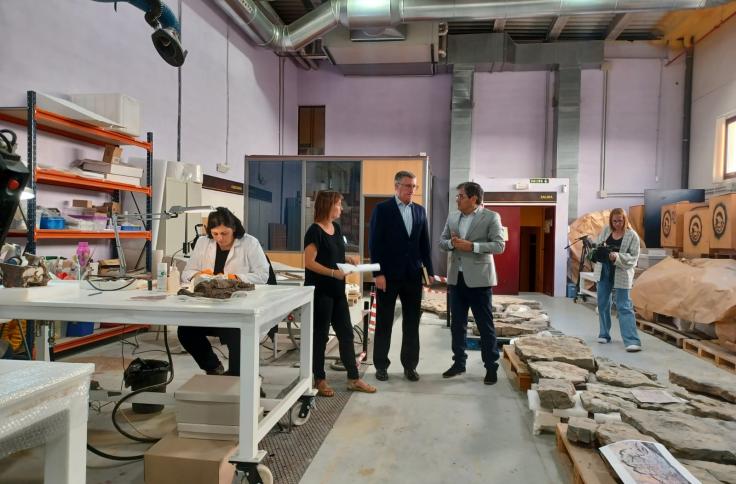 Blasco, en su visita a la Fundación Dinópolis.