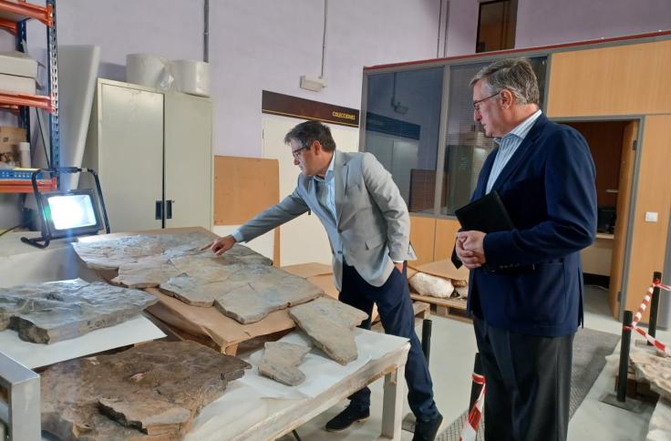 Blasco, en su visita a la Fundación Dinópolis.
