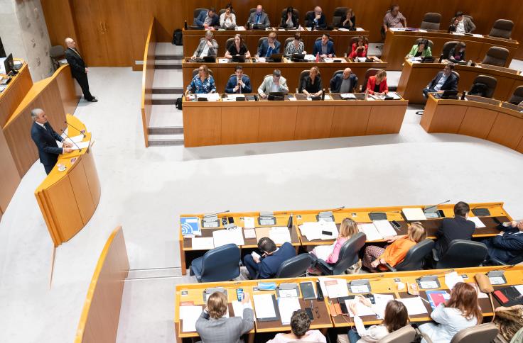 Jorge Azcón comparece a petición propia en el pleno de las Cortes de Aragón.