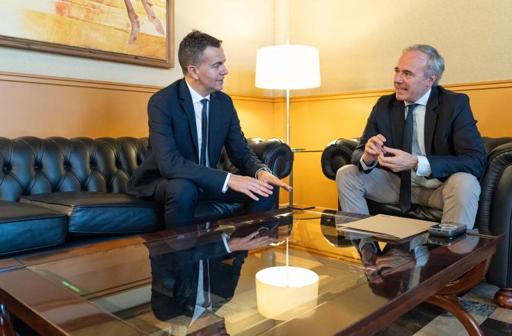 El ministro de Industria, Héctor Gómez, y el presidente de Aragón, Jorge Azcón, durante su reunión en el Pignatelli.