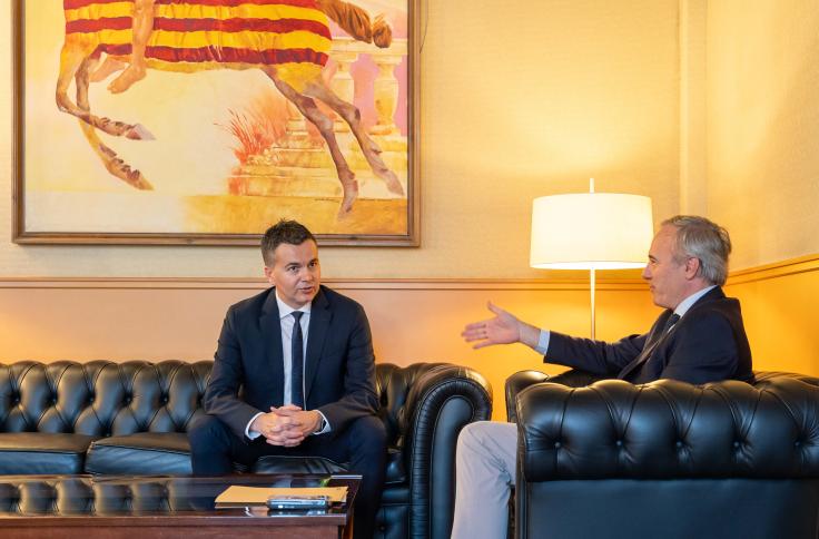 El ministro de Industria, Héctor Gómez, y el presidente de Aragón, Jorge Azcón, durante su reunión en el Pignatelli.