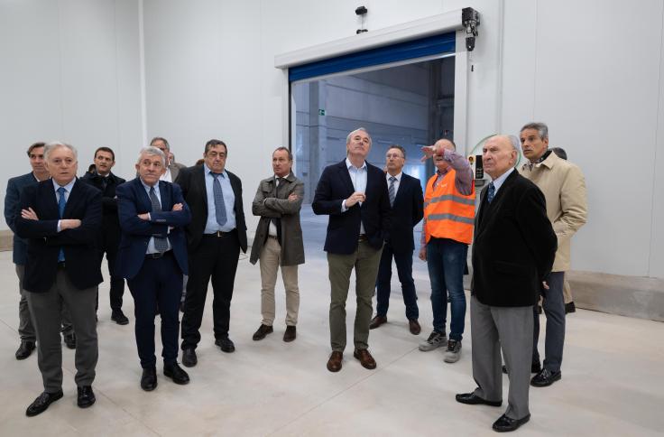 El presidente de Aragón visita el centro logístico del grupo BonÀrea en Épila