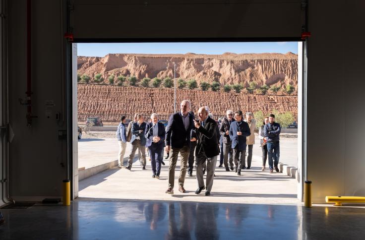 El presidente de Aragón visita el centro logístico del grupo BonÀrea en Épila